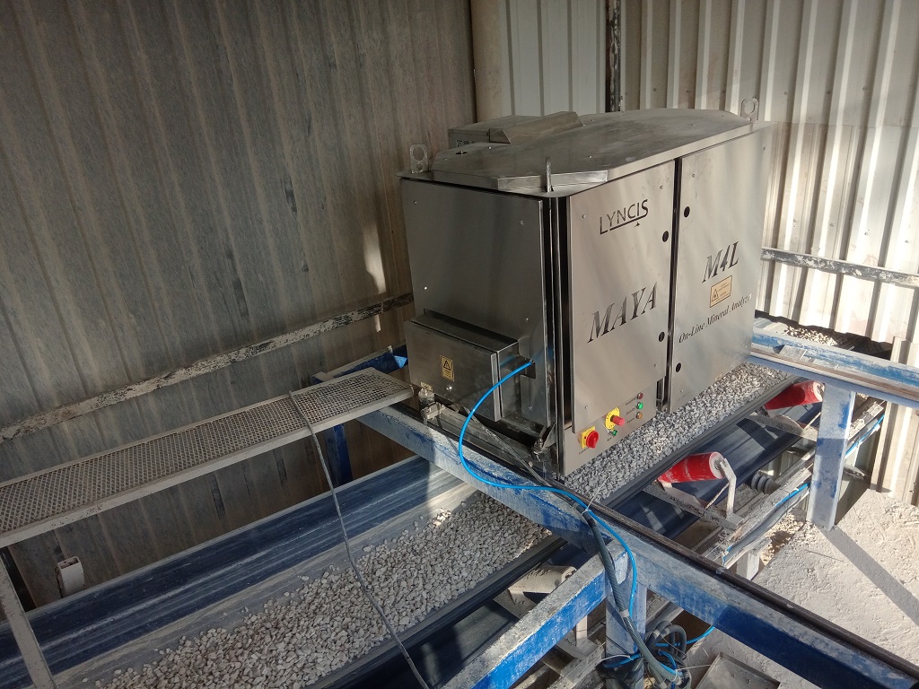 cross belt analyzer over refractory production conveyor